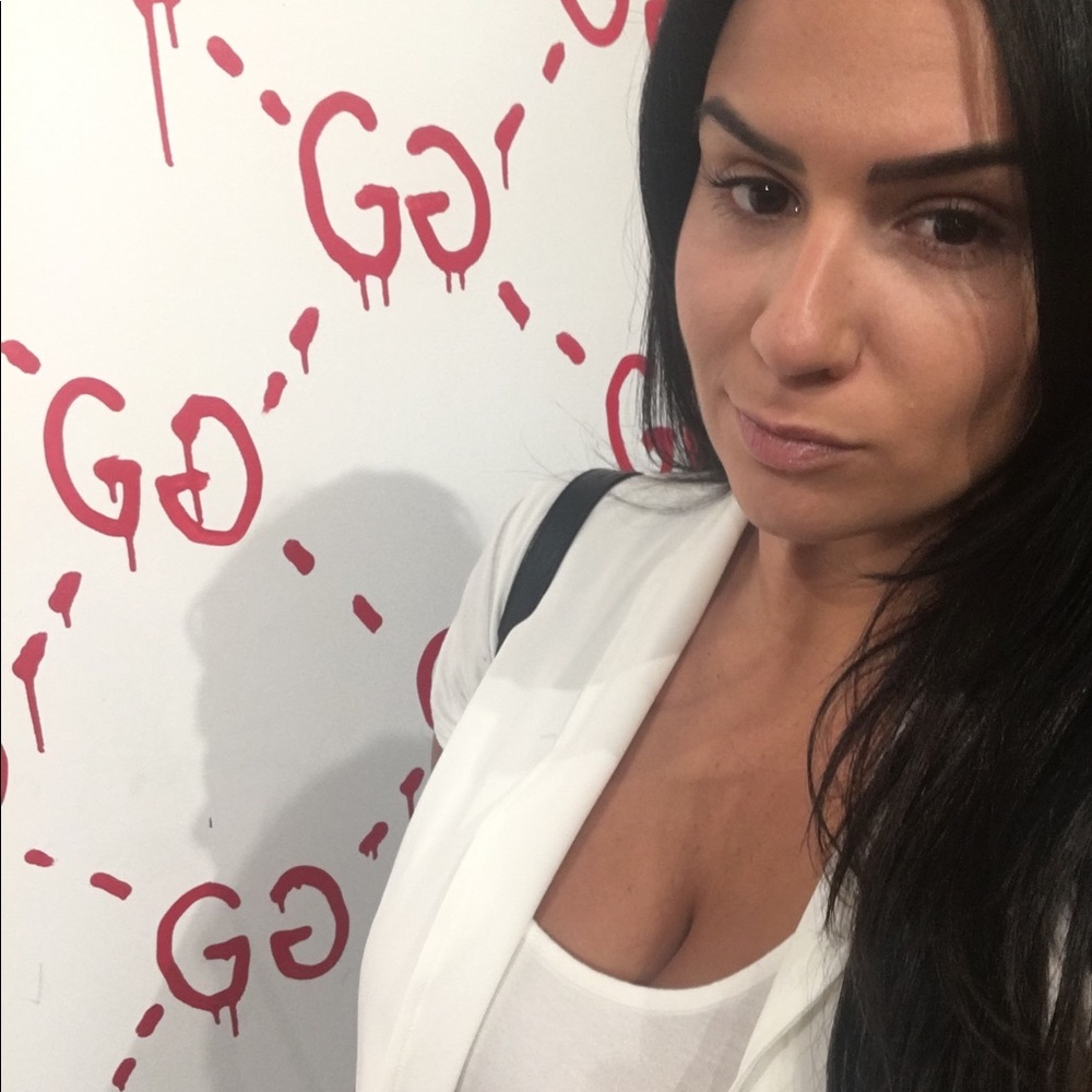 Meet your Posher, Dominique